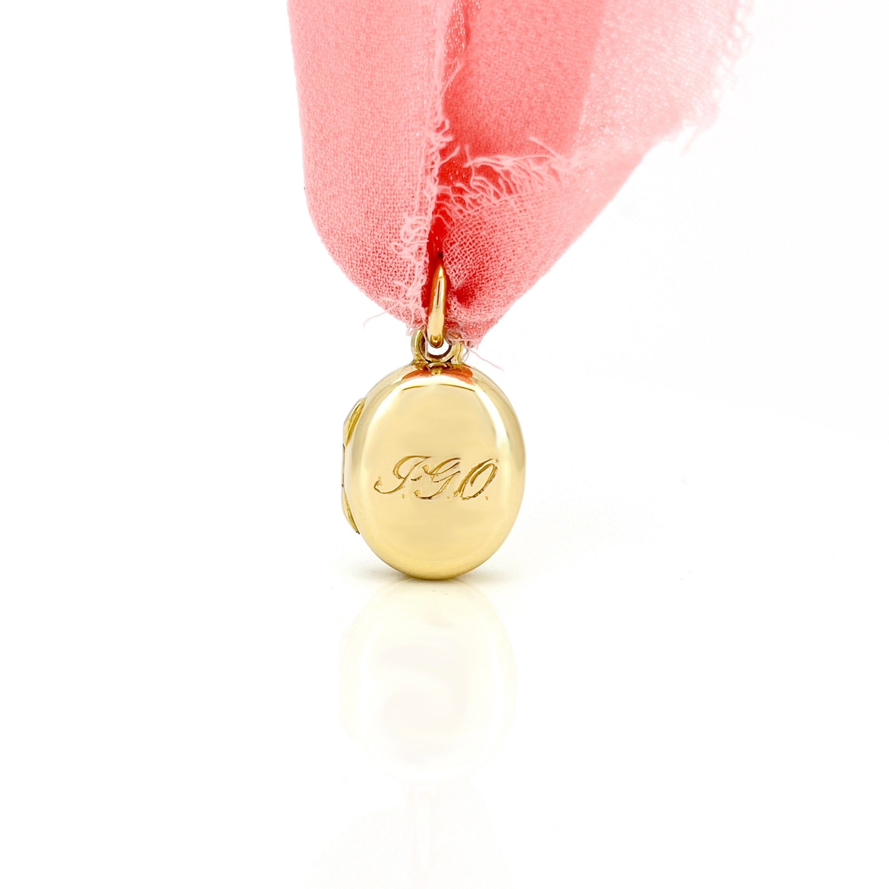 Yellow gold oval locket.