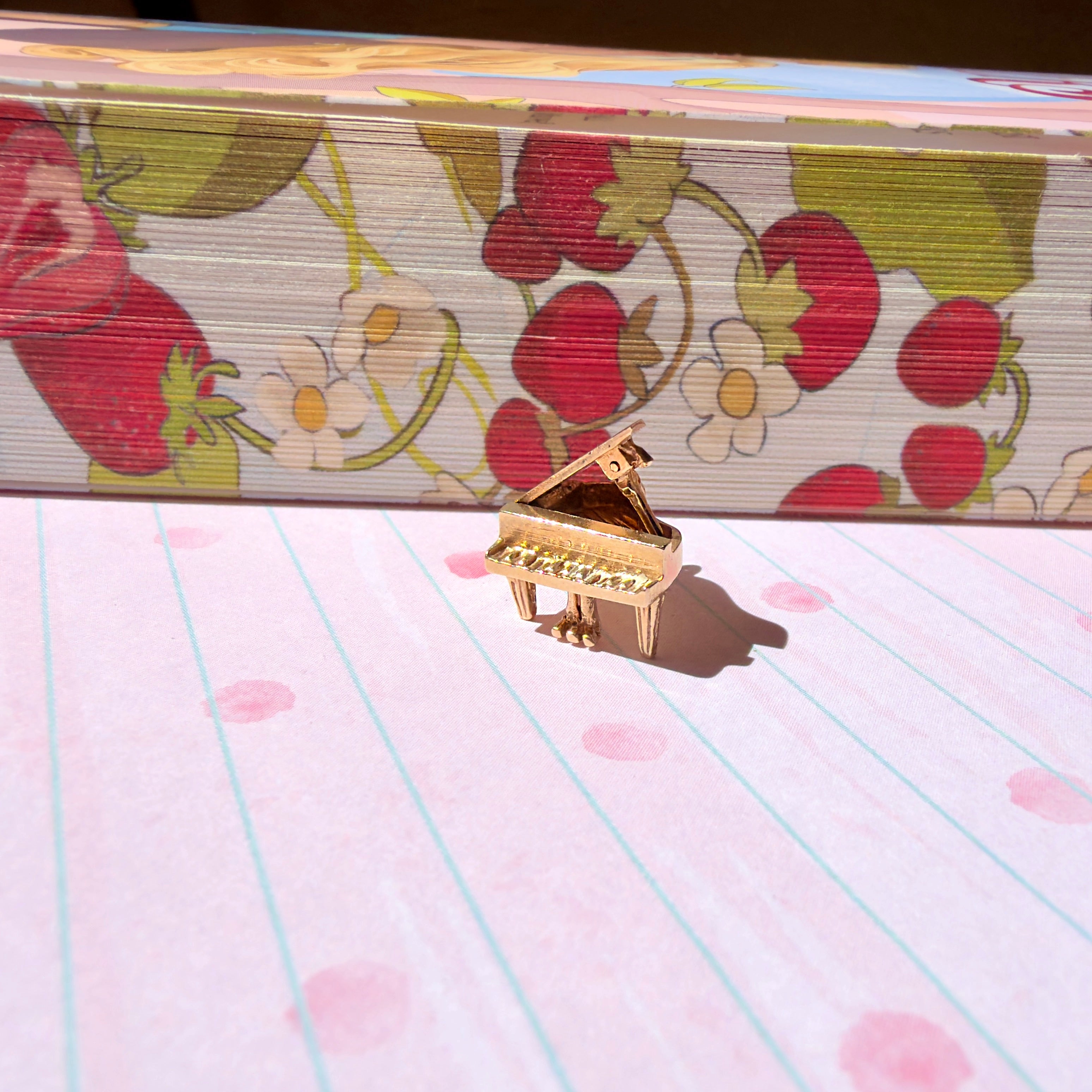 Vintage 1950s 14K Articulating Piano Forte Charm