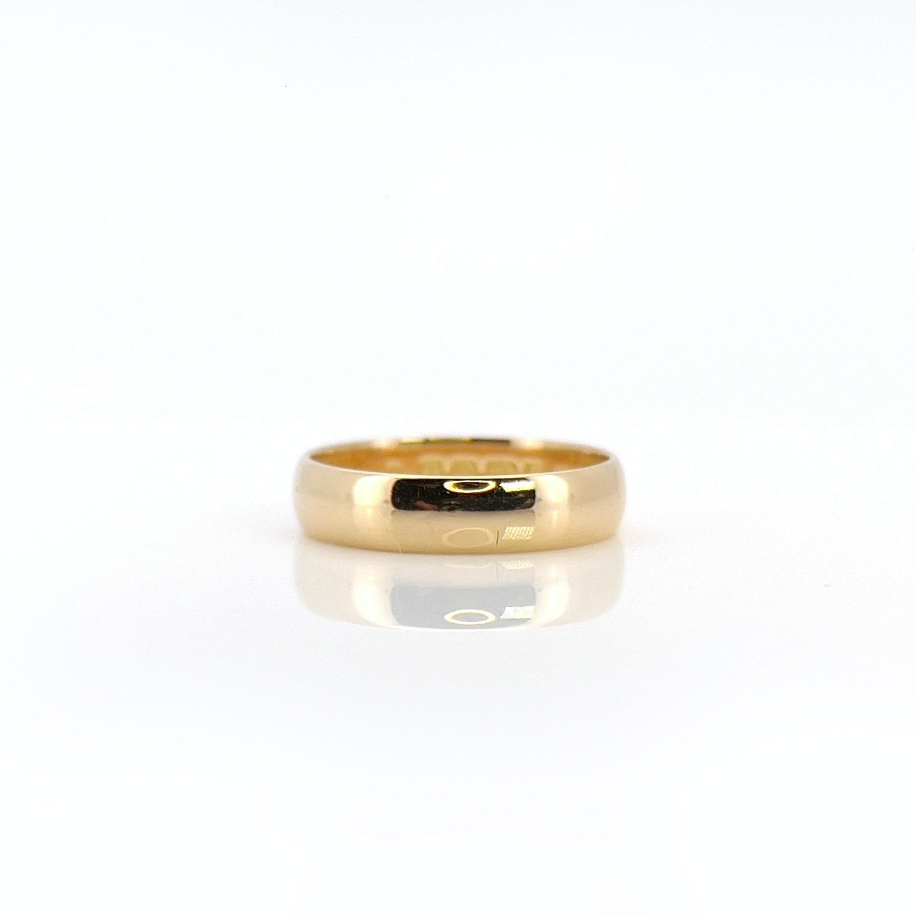 An antique yellow gold band with Birmingham hallmarks from 1925. 